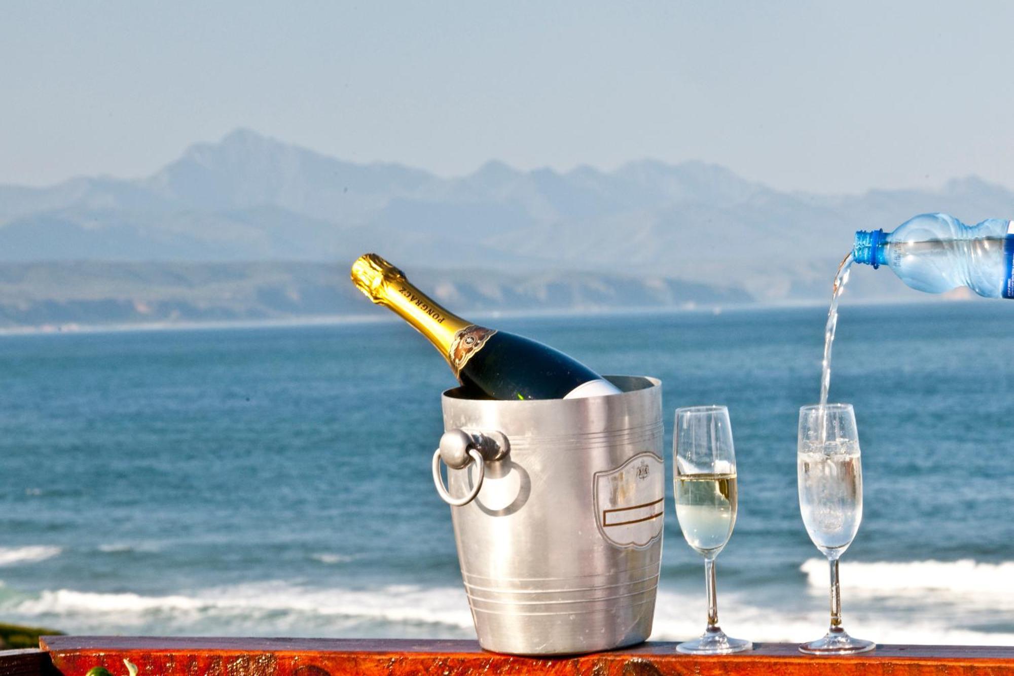 Dolphins' Playground Beachfront B&B Плеттенберг-Бей Экстерьер фото