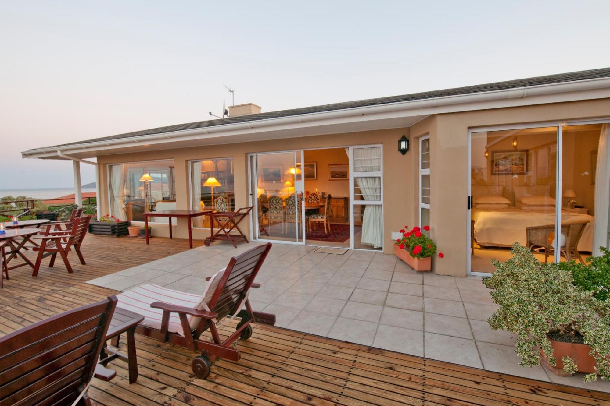 Dolphins' Playground Beachfront B&B Плеттенберг-Бей Экстерьер фото